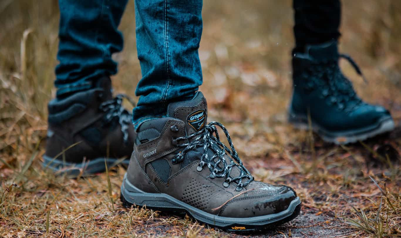 Een paar stevige Grisport wandelschoenen op een onverhard terrein